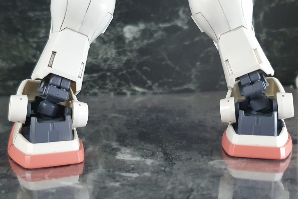 【脚部】ぶった切っての延長が怖くて出来ず(MGだかんね)間にボールジョイントを噛ますことで延長を図る。後ろから見るとバレバレなので見てはならない(戒め)