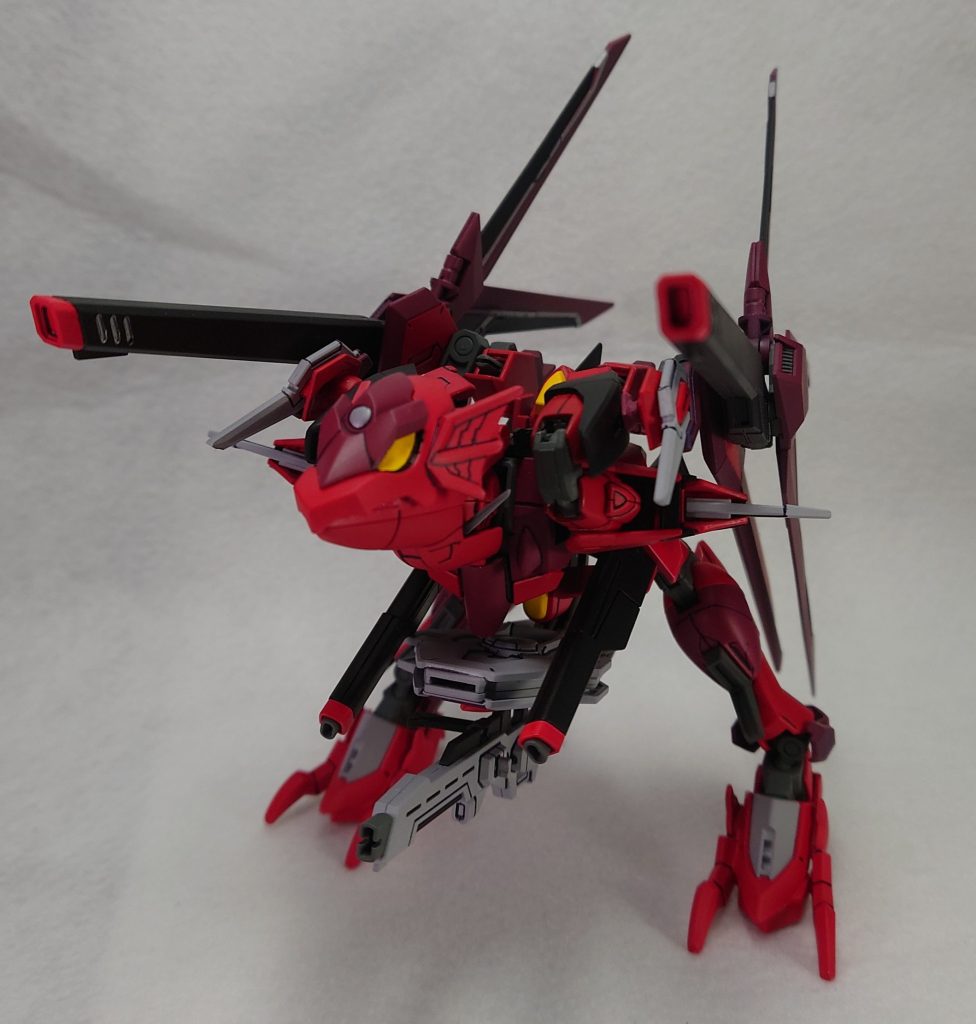 変形してワイバーン型の飛行形態になります。