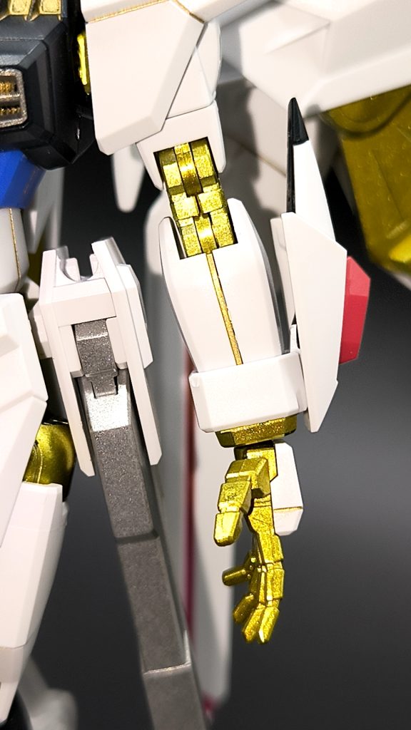 関節やプラウドディフェンダーの金色はプレミアムミラークロームを下地にガイアの・スターブライトブラス(8.5割)・スターブライトゴールド(1割)・クリアオレンジ(0.5割)くらいの割合で調色して吹き、その上から光沢トップコートしました。グレーのパーツは同じくガイアの「スターブライトジュラルミン」で塗装してます。金色部分以外は半光沢で仕上げました。スミ入れはタミヤのアクリル塗料、ゴールドリーフを薄めて流し込んでます。