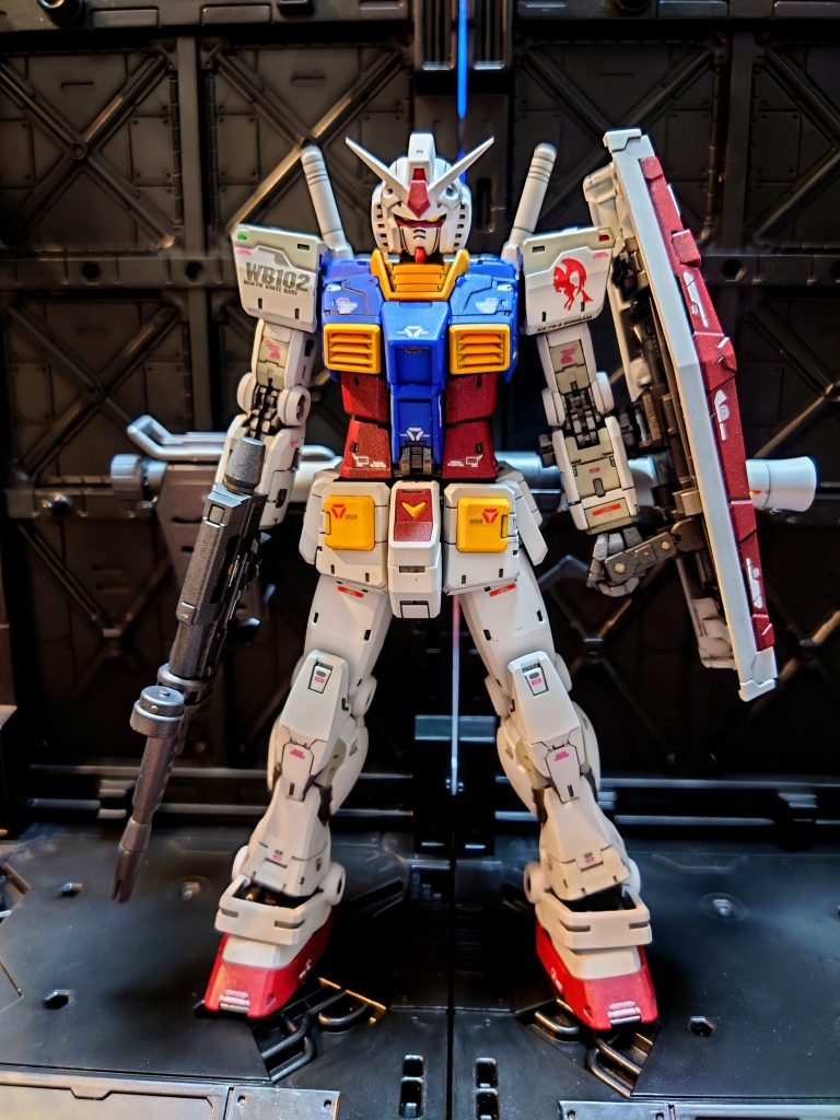 RGシリーズは、個人的に手を加える所が無い位完成度が高いので、今回はシンプルに無改造の全塗装のみ、デカールはMGガンダムver.3.0を使用しています。