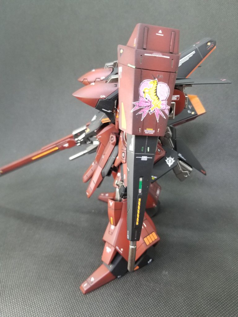 サイドショット①。このジョニ子の自作デカールが使いたくて😁💦。ま、自作ということで精度はいまいちですが😅、雰囲気は出せたかなと✨自負いたしております✨本当はジョニ子専用ギャプラン作ろうかと思ったのですが、大型バインダー作る技量ないし、そもそもギャプランが手に入りづらい!ってことでこのフライルーになりました🎵