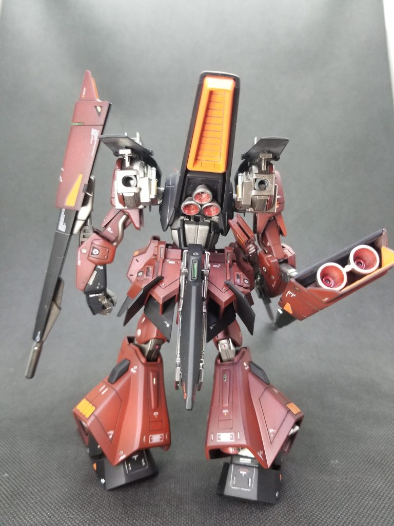 バックショット。機体全体にスジボリ・メタルパーツ・メタルボール・グリーンチップ・デカールなど、ディテールアップ増し増しにて各所手を入れております🎵