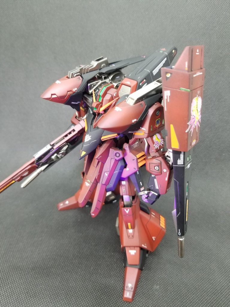 お馴染みの斜め俯瞰ショット。ショルダーユニットのおかげであまり良い角度が撮れない…😭