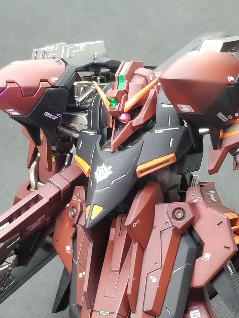 バストショット。モノアイは市販デコパーツに蛍光マーカーを塗り塗りと簡単ぐポ~ン仕様です。そうそ、本来フライルーはモノアイが見えないヘッドなんですが、自称ジオニスト・モノアイ好きの私からしたら(笑)、やっぱ見せたいな…😁✨ということで、クチバシ部?のパーツの一部を切り欠いてモノアイが見える仕様に変更してみました🎵