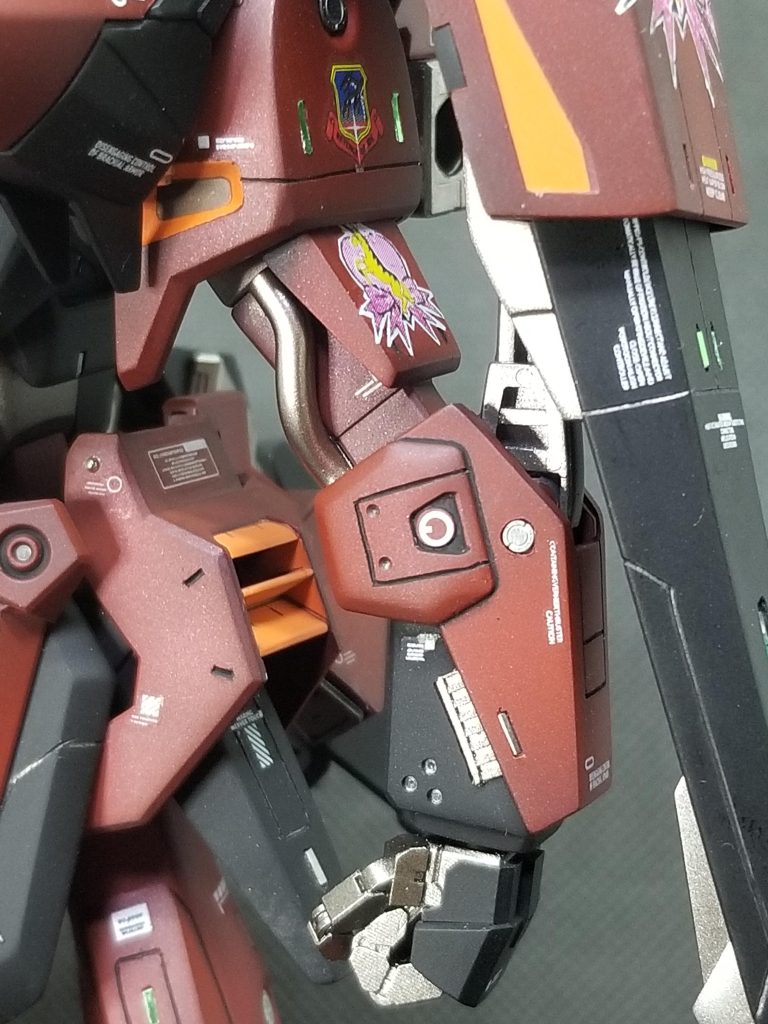 腕部アップ。ここが一番手を加えましたかね😅スジボリ・三つ穴ディテールほか、蛇腹状のパーツは市販の結束バンドを半分に切ったものを塗装して貼り付けました✨