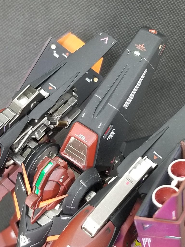 こちらは完全俯瞰ショット。メインバーニア部もぬかりなくディテールアップ🎵ショルダーユニットのメカメカしさがまた格別です😁✨因みにブラック部のスミ入れは0.3㍉シャープペンシルで行っています。