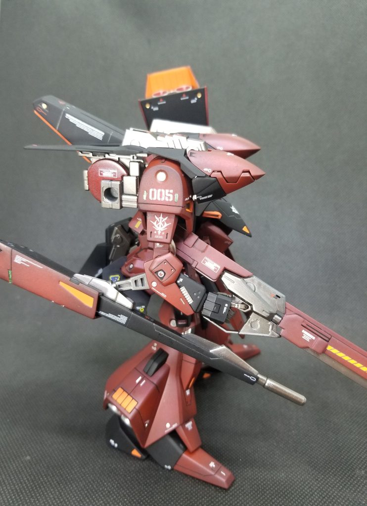 サイドショット②。特長的なロングレンジライフルがまたカッコいいんです👍肩部“005”は型式番号から。その下のレジオンマークは…見なかったことにして下さい😁💦これに限らず胸にはジオンエンブレム、左腕にはキマイラ隊マークと、もう時代背景ぐちゃぐちゃです🤣いいんですっ💦なんせ妄想機体なんですから😅