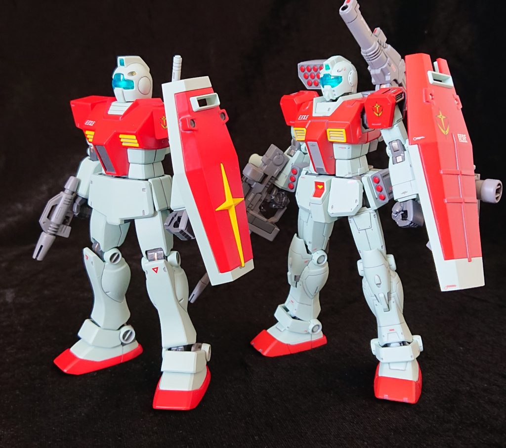 (左側)2001年にリリースされたhgucのジム。この安っぽそうな感じが狂おしいほど愛して止まない😊税込770円。(右側)2023年にリリースされたhgシリーズmsdのジム。ショルダーキャノン装備、ミサイルポッド装備など差し替えで色々なタイプにできプレイバリューが高い😊税込2,530円と値段も高い。