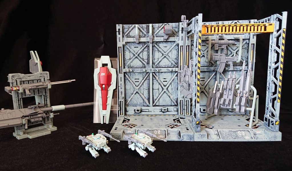 今さらながら、山田化学のディスプレイベース。うちの収納ケースにおさまらん。なので、上部をカット。100均の塗装をスポンジピッチングで塗って・・・。 明るすぎた😭武器目立たない。そう、いつか使うだろうとずっととってあるウェポン(モデラーあるある)、ずっと使いません(これまたモデラーあるある)😑 なので、この際、合わせ目消したり、色分けして、結構な手間でしたが制作。プレイバリューで色々なウェポンは楽しいですが、うちは貧乏性なので捨てれるはずもなく、他のガンプラへの使用アイデアもなく、もて余しますなぁ。