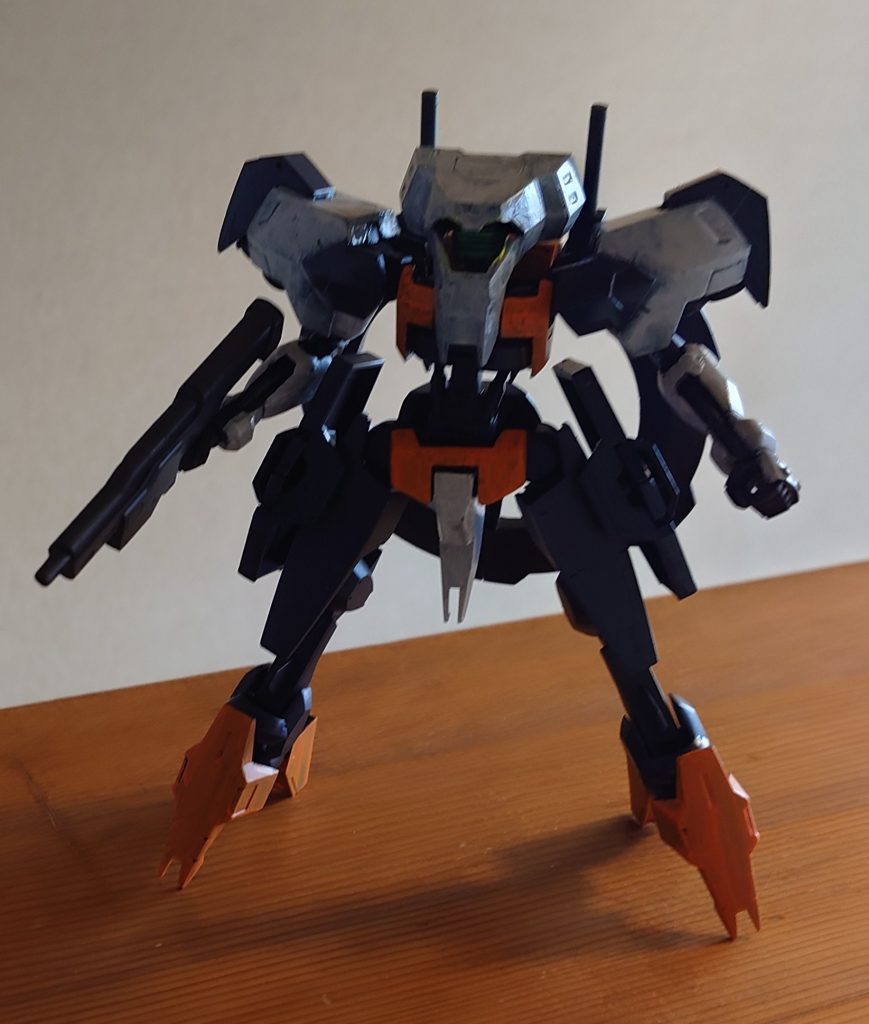 ちょっとブレてしまいましたが、紫外線ライト無し。本当はライトが無くても発光しているように見せたかったんですが室内逆光だと見えにくいですね。白とオレンジは決めた一方向にだけ筆を動かして、流れを作ってみています。分かりにくいですがフレームはジャーマングレー、濃い外装はダークブルーです。