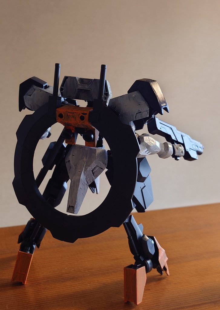 特殊な近接武器が組み合わさって円を描く背面です。ガンダム世界に出て来る機体としてはとても異形ですが、近代的なロボットらしいデザインにこういった遊び心が含まれるところがとても楽しく、自分は好きです。