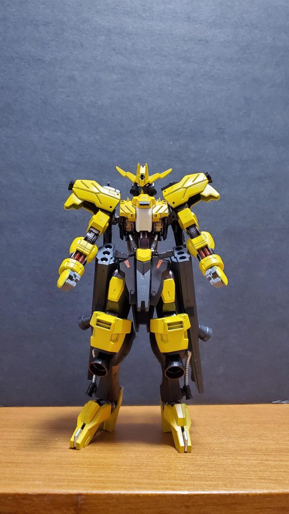 改造点は自分の作品としては少な目ですwスジボリ、デティールアップ、チューブ&パイピング、ぐらいですかねー具体的には両前腕部に展開式実体剣の増設、両脚部に小型スラスターとそれにつながるエネルギーパイプの増設。両肩に中型の丸型スラスターの増設。両腰部サイドユニットのスラスター2ヶ所を丸型スラスターに変更。あっ、それとリペイント!