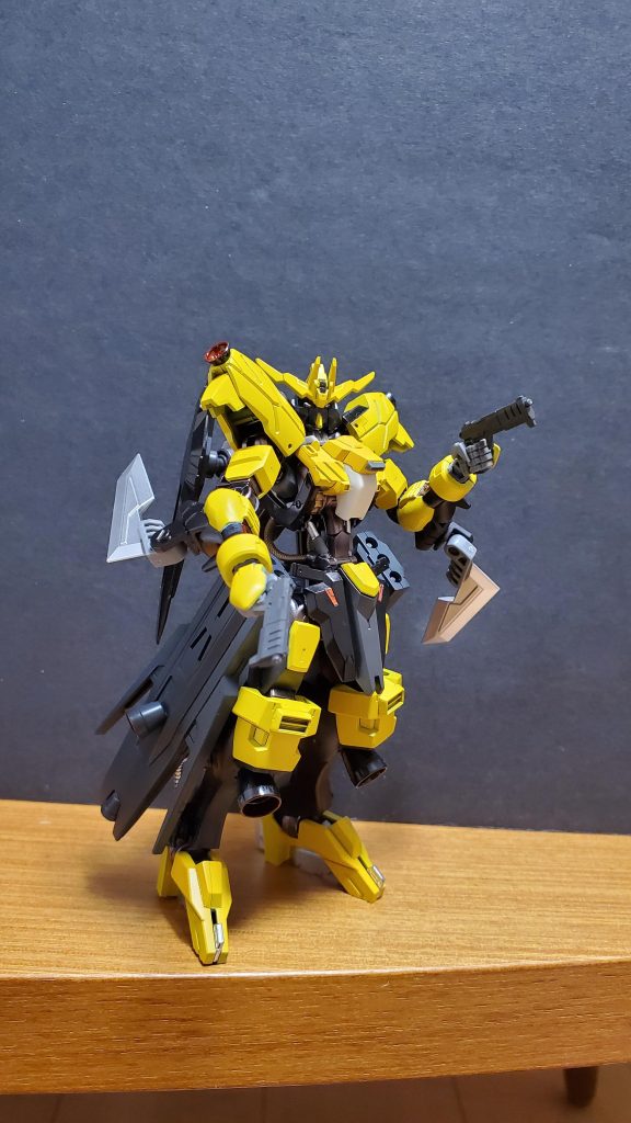 一見、悪役か味方かわからない機体をイメージしております!