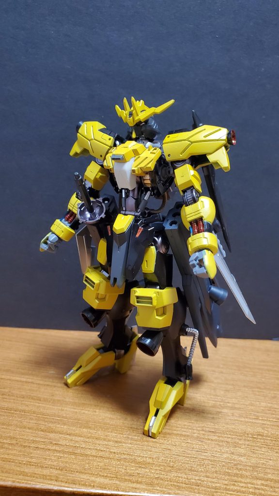 機体名:ヴィダールⅡ型式番号:ASW-G-XXEX全高:18.5m本体重量:30.9t動力源:エイハブ・リアクター×3。※従来のヴィダールでは、背部のエイハブリアクターは偽装用であった。しかし、ヴィダールの正体が判明後に建造改修された本機では偽装用としてではなく、機体性能向上を目的として搭載されている。 武装:ライフル、バーストサーベル、ハンドガン×2、両前腕部展開式アサルトエッジ、足部ハンターエッジ、