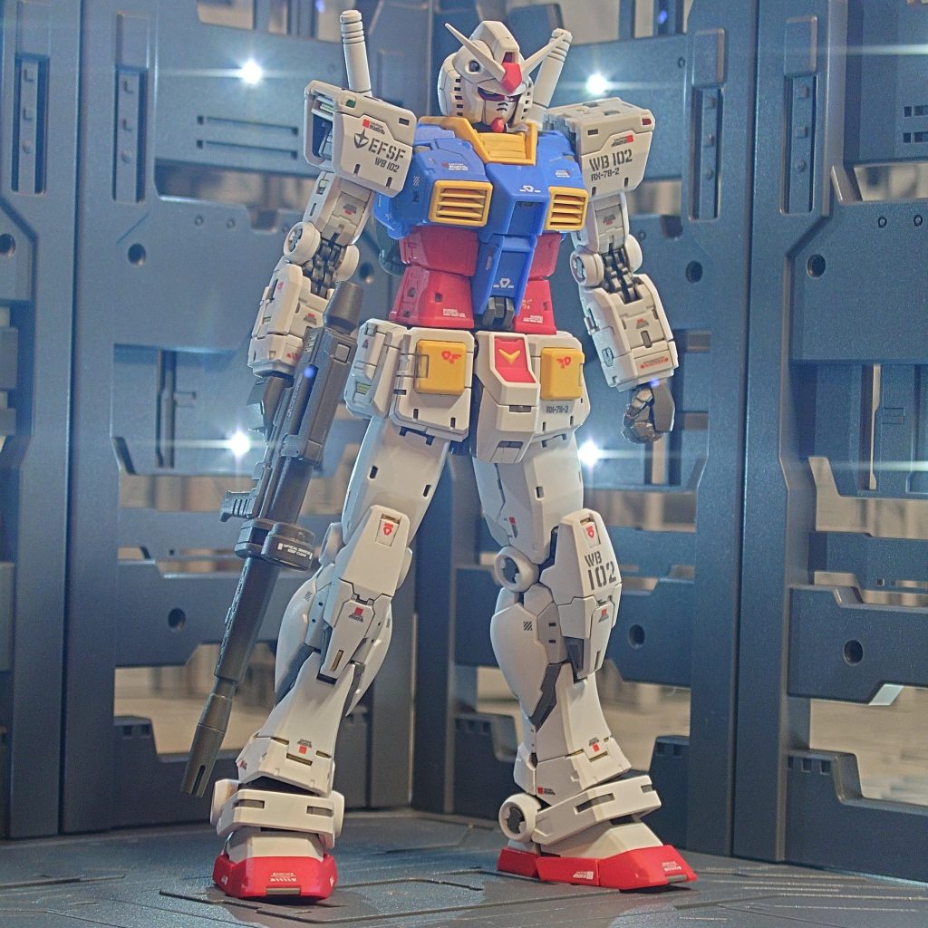 ビームライフルのみで素立ち。外装甲がパネルごとに分割されてるので合わせ目消しは必要ない。なんならスミ入れも不要なくらいの完成度。