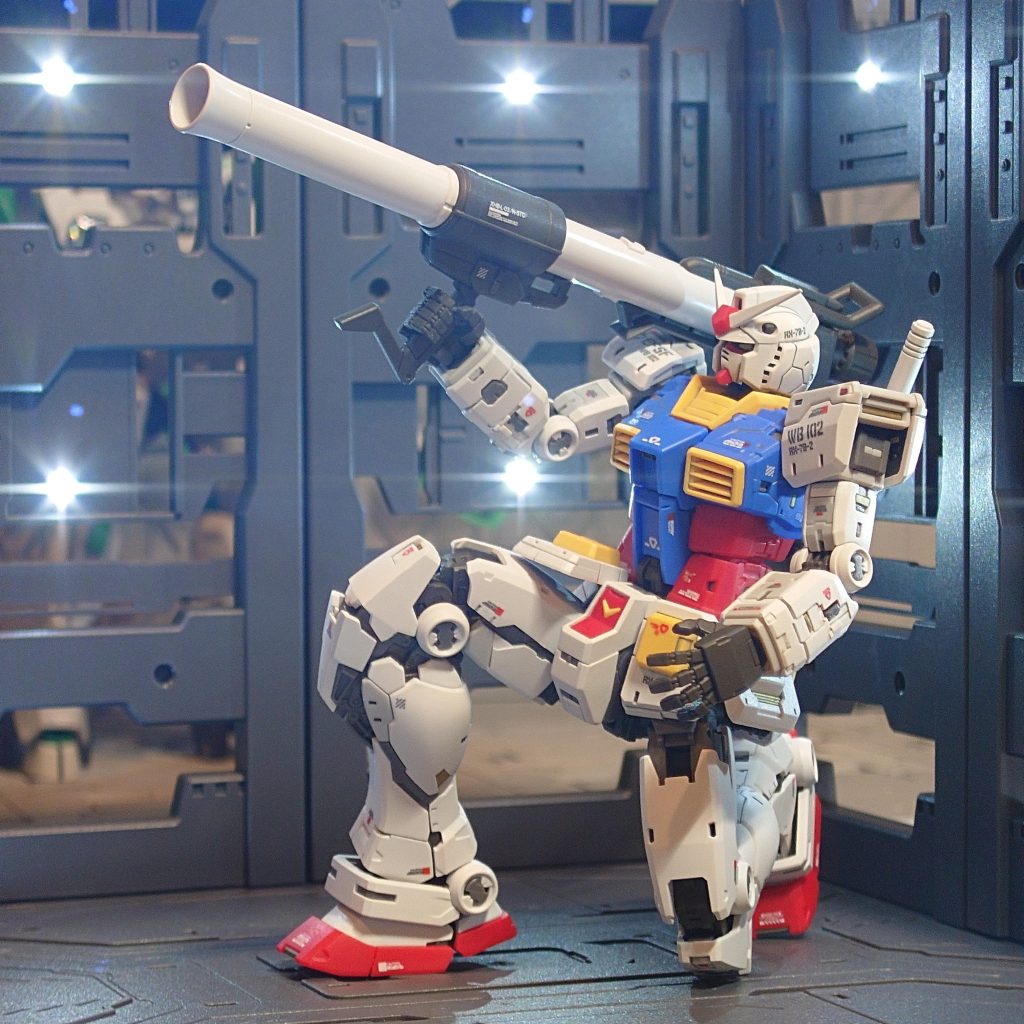 バズーカを膝立の状態で構える。内部フレームに追従する膝の外装甲スゴい…。股関節の可動ををもう少し上手く使えればもうちょい綺麗に立たせられるかな~。ちなみにバズーカはスライド機構があるので砲身(白)部分は未塗装です。