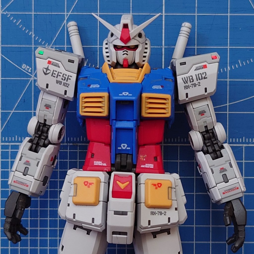 水転写デカール貼ってバストアップ。基本的に設定通りに貼ってみました。アレンジはほんの少し。肩アーマーのデカールかっこいい。話題の頭部バルカンは特に気にならないのでスルーです。