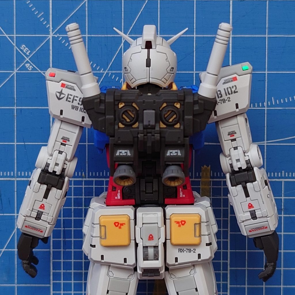 一部、外装甲から見える部分をガンダムマーカーゴールドで塗ってます。腕とか脚とか脇腹とか胸部ダクト内部とか肩パーツとかサイドアーマーとか写真のバックパックも。まぁ、上からトップコートつや消しぶっかけてるのでキラキラ感は無くなってますが…(;・∀・)