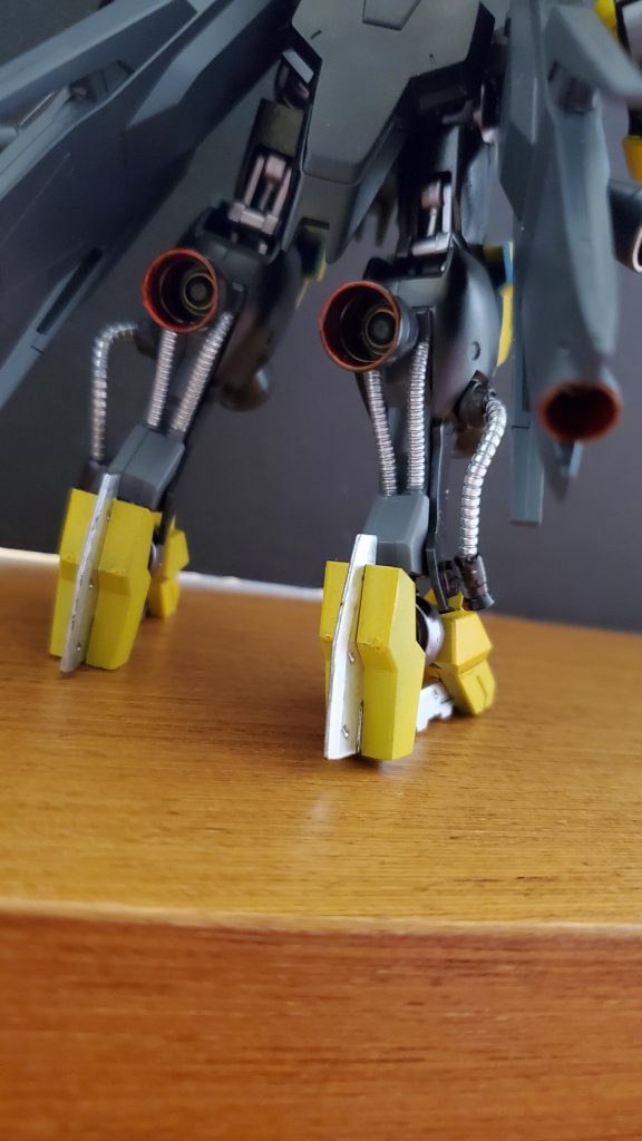 脚部にエネルギーパイプを増設しています!パイプやケーブル、チューブがいっぱいな機体。最高に萌えませんか?w