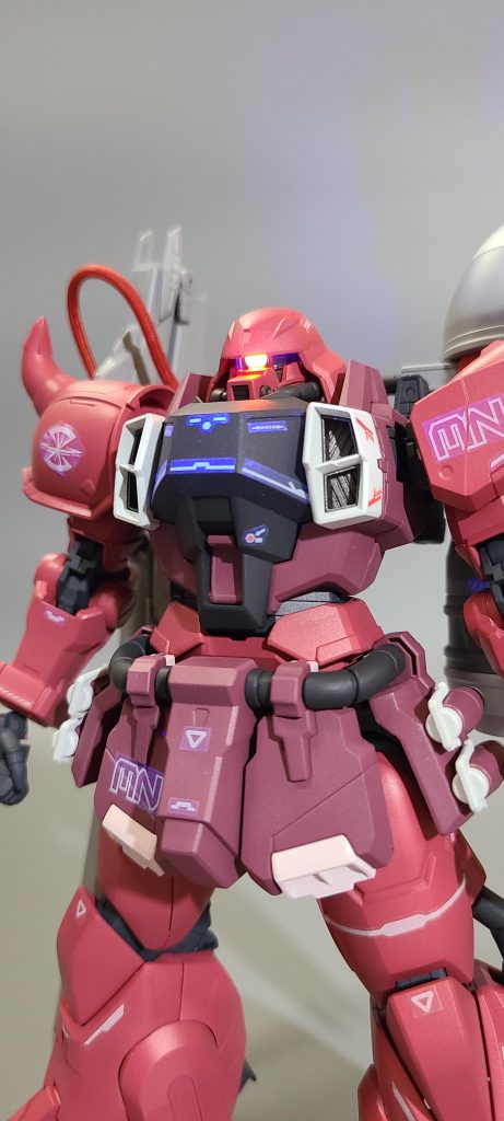 モノアイはクリアパーツではなくグレーの成形色。ここでクリアパーツに置き換えたりするのが主流だと思うが、クリアパーツのカバーを外側に配置する構造なので特に問題なしと判断。白下地に蛍光ピンクを塗装。( 普段からカメラアイなどもクリアパーツだろうと白で一回塗っちゃう派。クリアパーツ活かそうとすると暗くなりがちなので)