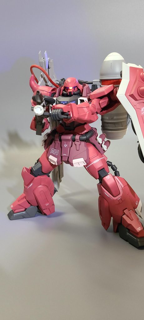 今回のキット合わせ目や肉抜きがかなり多い。肉抜きは、突撃銃グリップ、トマホークグリップ、オルトロスグリップ、サイドスカート、オルトロス支えるアームをパテで埋めた。他にもグレネードなど肉抜きが発生する場所があるが目立たない為そのまま。