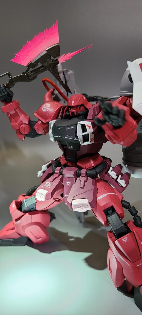 合わせ目は、膝関節裏、膝内側装甲、太もも装甲、上腕装甲、肘関節、前腕手首側、トマホーク、突撃銃、オルトロスとかなり多い。挟み込みも多く合わせ目を消すのが難しい場所ばかりなので基本は段落ち処理で対応。上腕は後ハメ加工して消した。オルトロスはモナカ3パーツをさらに大きなモナカで挟み込む構造。モナカ3パーツは普通に消し、大きなモナカパーツは段落ち処理。本当はここも消したかったが、面倒な為断念。