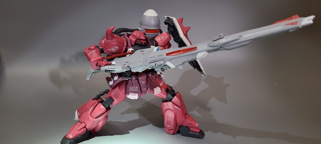 オルトロスはかなりの大きさで両手持ちはかなり窮屈。足首の可動は本当に優秀でこのくらい足を開いてもしっかり設置してくれる。動かしてたらオルトロスの塗装剥げちゃった。やっちゃったぜ。