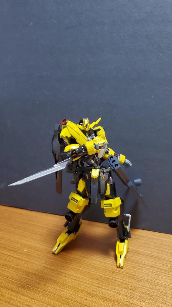 角度的に見えづらいですが、前腕部の展開式実体剣を展開している様子