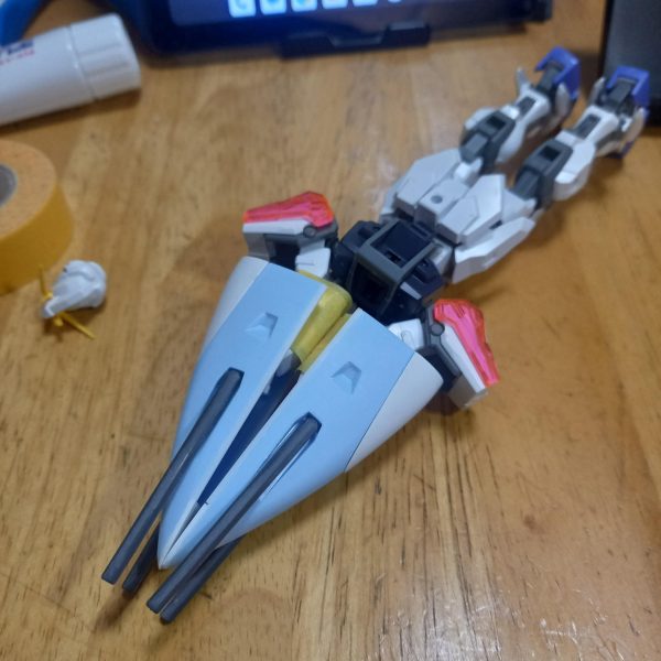 アビスガンダムの肩を合わせたら可変MSの機首っぽくならないかと思い制作。バイアランカスタム２号機みたいにしたかったけど、本体の方も丸みがないとバランスがとれなさそう。（3枚目）