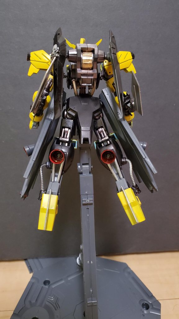 腰部のサイドユニットに丸型スラスター2ヶ所増設しているので、後ろから見ると迫力あります!
