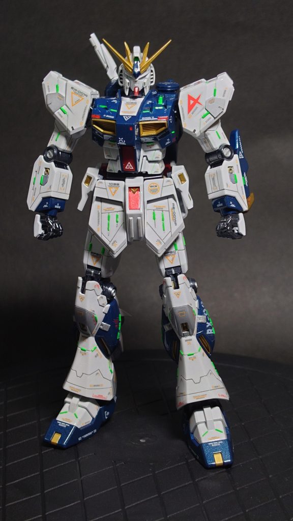 今回はEGを好き放題イジくって、「俺のνガンダム」ってことでVer.gaを作成しました。ご覧の通り((gundam-kao1))、Ver.kaリスペクトという感じでプラ板と筋彫りに、うるさいくらいのデカールでディテールアップして自分なりのνガンダムに仕上げました。