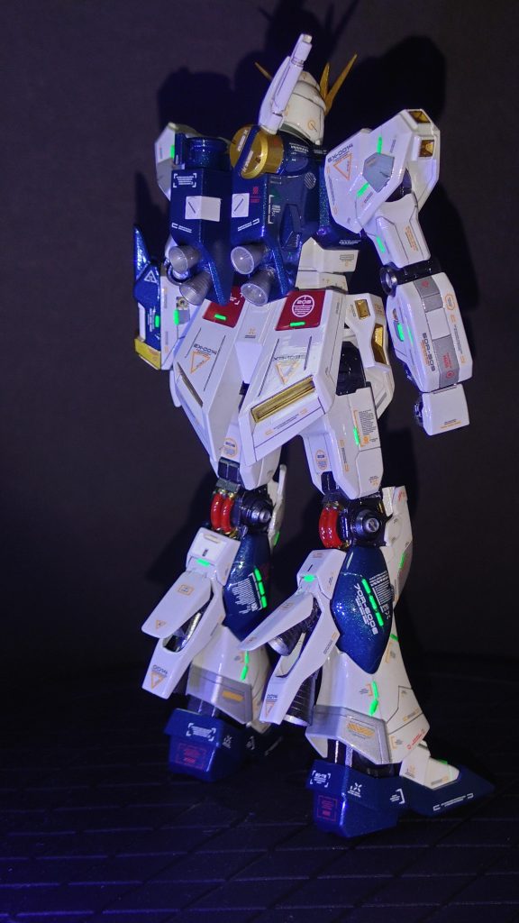 サイコフレームは、最初筋彫りだけで表現するつもりでしたが、ちょっと目立たない感じだったので急遽、プラ板による後付けを決行。ベタベタ貼ったデカールに負けないくらいに主張出来たかな、と思いますが如何でしょう？