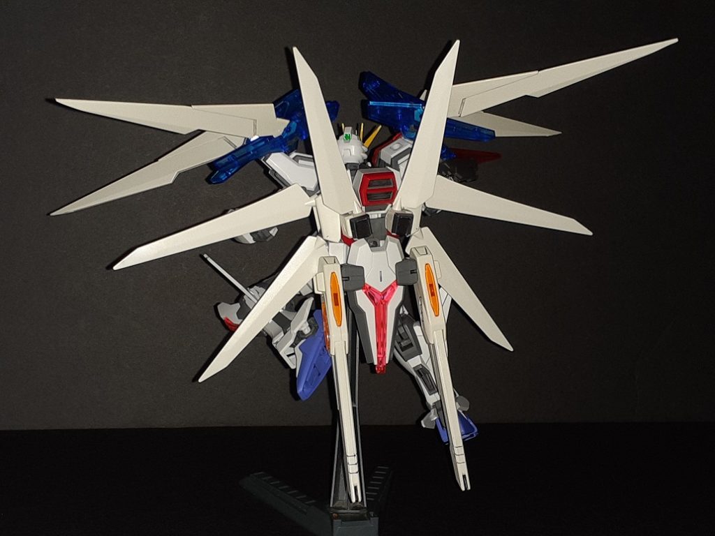 ギャラクシーブースターから持ってきた羽の位置を下に下げることで干渉しないようにできるので思ったより可動に支障はありません。