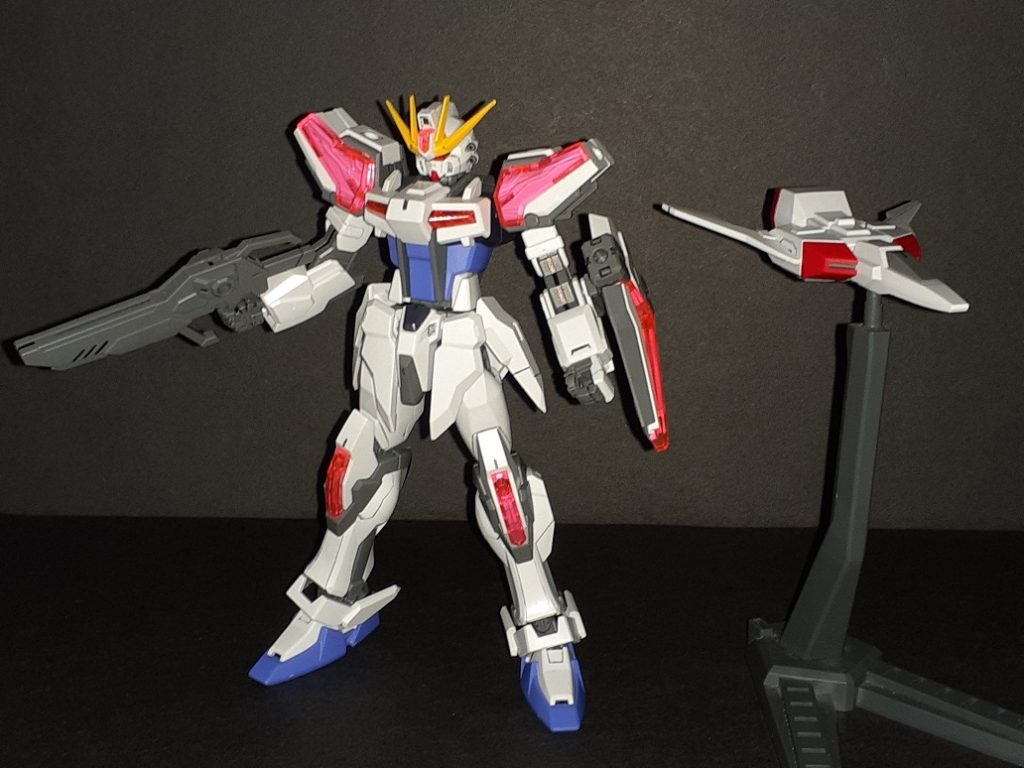 加工はアンテナ先端の処理とフロントアーマー分割のみ。頭部トサカ前後に他キットの余り緑シール。EGストライクの肘がヘタってたのであらかじめ少し肘関節をきつめにしたくらい。