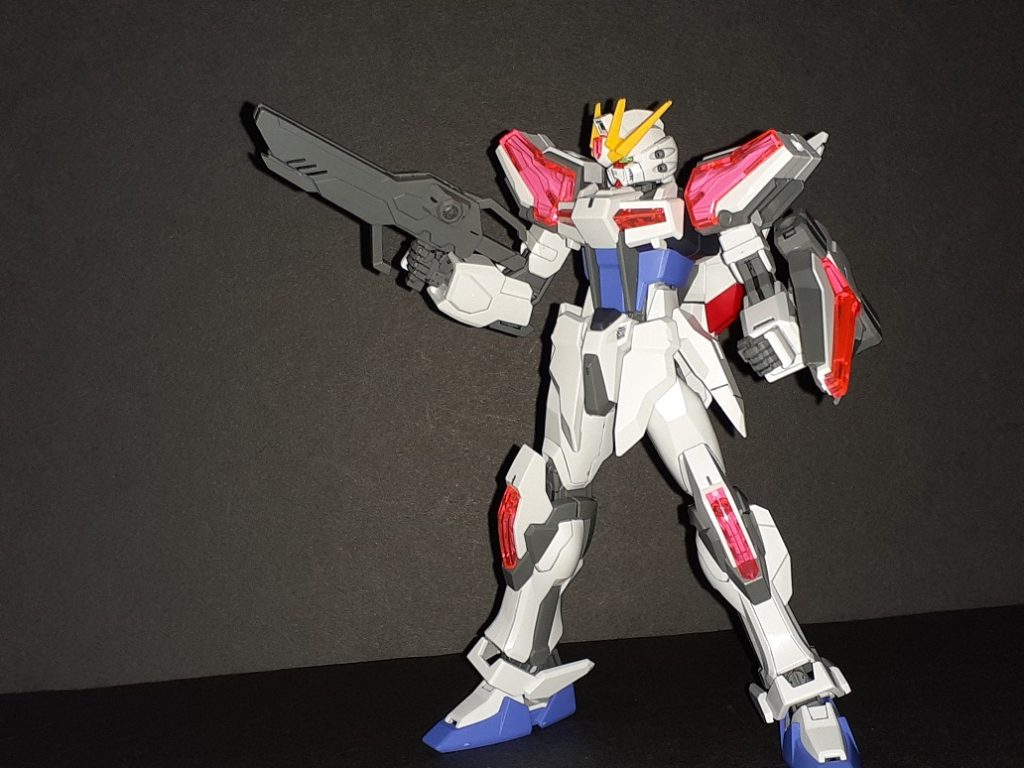 EGとは言えクリアパーツ多めで見た目は派手。ただ今までのビルドストライク系に比べるとカスタム前提とは言え背負いものは大人しい。