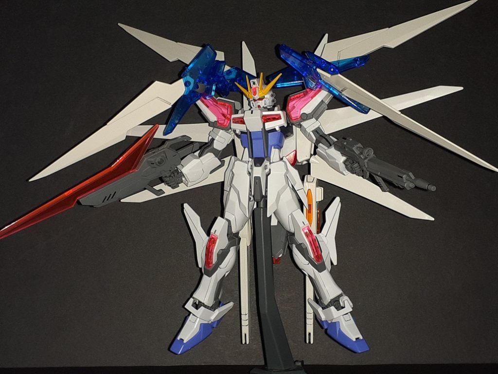 肩の羽根も広げると刺々しい……余ってるストライクのビームライフルもついでに。