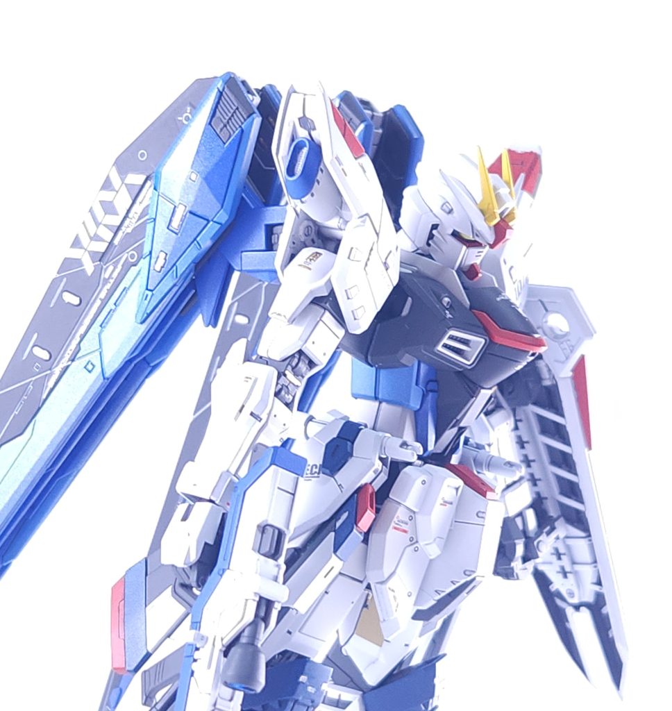 なかなかイケメンですね羽のブルーはクリア塗装で仕上げてます。ちょっと白飛ばしすぎ…今後の課題ですな🤔