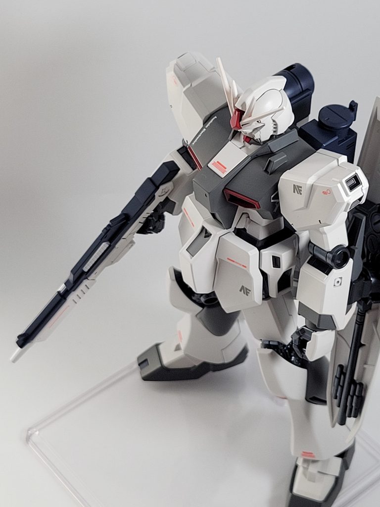 ■見下ろしビューνガンダムはフィン・ファンネルが欲しいと思っていましたが、ビームライフルとシールドのみでも絵になりますねまた、ファーストロットカラーはアムロに渡される前のイメージが強かったため、AEのロゴを選択しています