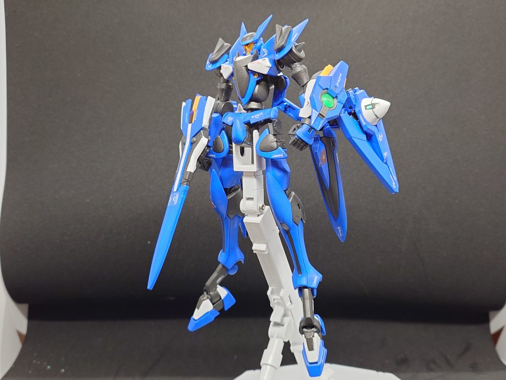 GN-909[T]　ソルブレイヴ本機は、ELS戦後に地球連邦軍内のUNION系技術者たちによって建造された、ブレイヴの正式採用機である。ELS戦において、戦いの終結に重要な役割を果たした指揮官用試験機と一般用試験機のデータを使用して建造されているが、正式採用型ではエースパイロット向けの機体として建造方針を設定している。