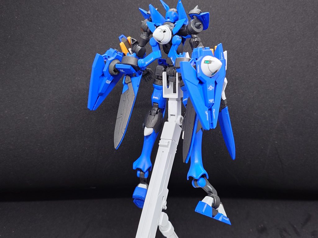 対話のためにELS中枢へと向かうガンダムを、命を賭して援護した部隊とその指揮官をリスペクトし、カラーリングや外見は指揮官用試験機と同様にされ、GNドライヴも2基を搭載、ツインドライヴシステムを採用している。さらに機体名もかの部隊の名を冠している。ドライヴの搭載位置は左右バインダー部だが、3連噴射口を備えた、ガンダムタイプと同じものを採用している。バインダーは機体がTRANS-AM状態に入ると展開し、より多くの粒子制御と噴射による超高機動を実現した。