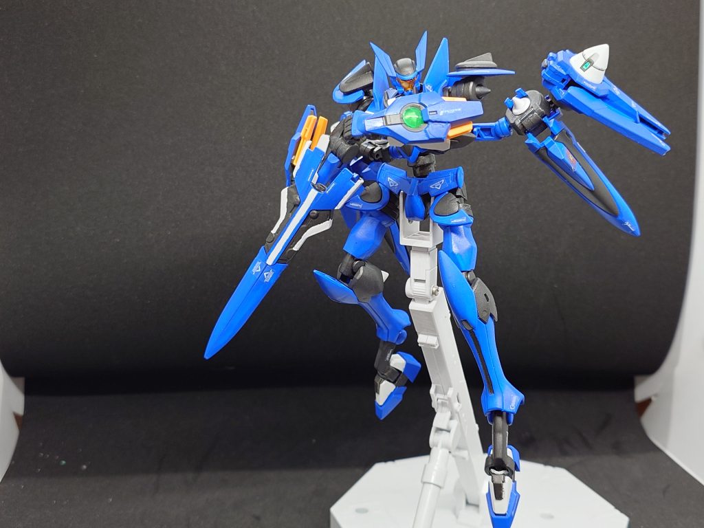 兵装は原型機を踏襲しているが、後述する特殊なシステムによって物理シールドの搭載機能とビームサーベルをオミットされている。