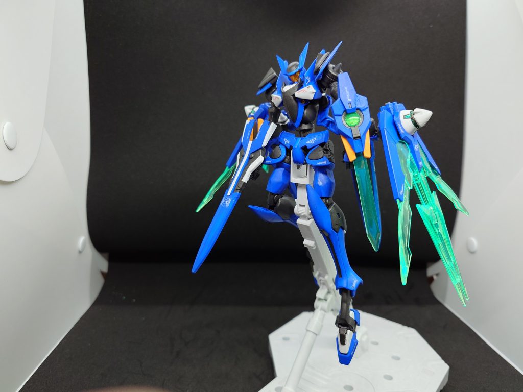 本機唯一の装備として、「GN-DoC」と呼ばれるシステムを搭載している。これは、「GN粒子結晶化システム(GN-Degree of Crystallization)の略であり、高濃度圧縮粒子を固着化するまで超高密度に相転移させるシステムである。本機はこれを、両腕部のGNコンデンサ部、左右バインダー部に搭載し、作動させると両腕部からソード状に、バインダー部からウイング状に粒子が固定される。両腕部のソードは実体剣と同様であるが、極めて高い切断力を有しており、ウイングは機動性向上に貢献する。これらは、物理的なシールドを搭載しない本機にとってGNフィールドによる堅牢な防御システムとしても機能する。