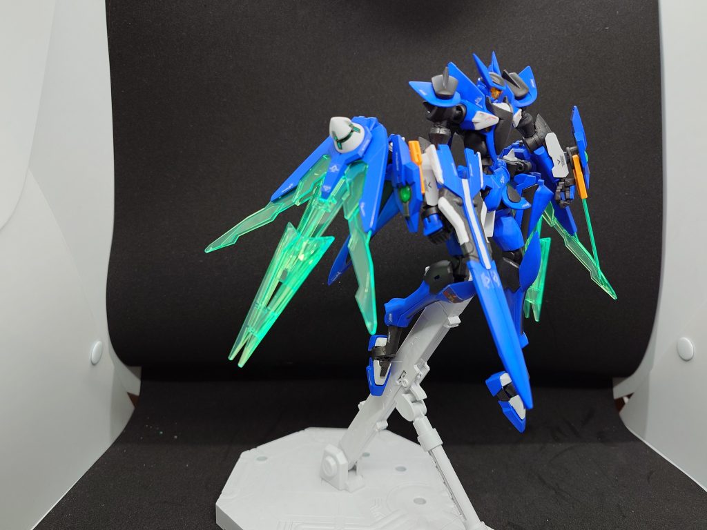 外見からもわかる通り空間戦闘を主体としており、クルーズモードへの変形機構も原型機から受け継いでいる。その弊害(とは言えないかもしれないが)で、歩行機能は劣悪であり、地に足を付けての戦闘はほぼ不可能となっている。