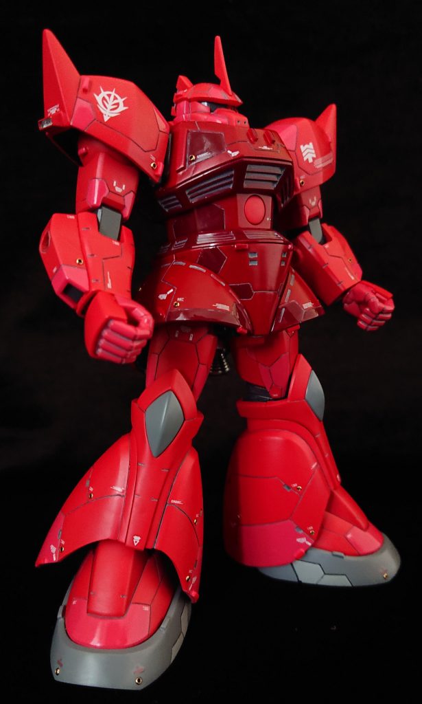  HGであっても、他のRGにひけをとらぬようスジ彫り。100均一のつぶし玉(今は品切れで入手できんけど)と水転写デカールをまぶし。プラ板付け足し。水性アクリル塗料で色分け、水彩絵の具で墨入れ😤 どうかしら😒？RGっぽく、見れたら幸い😊