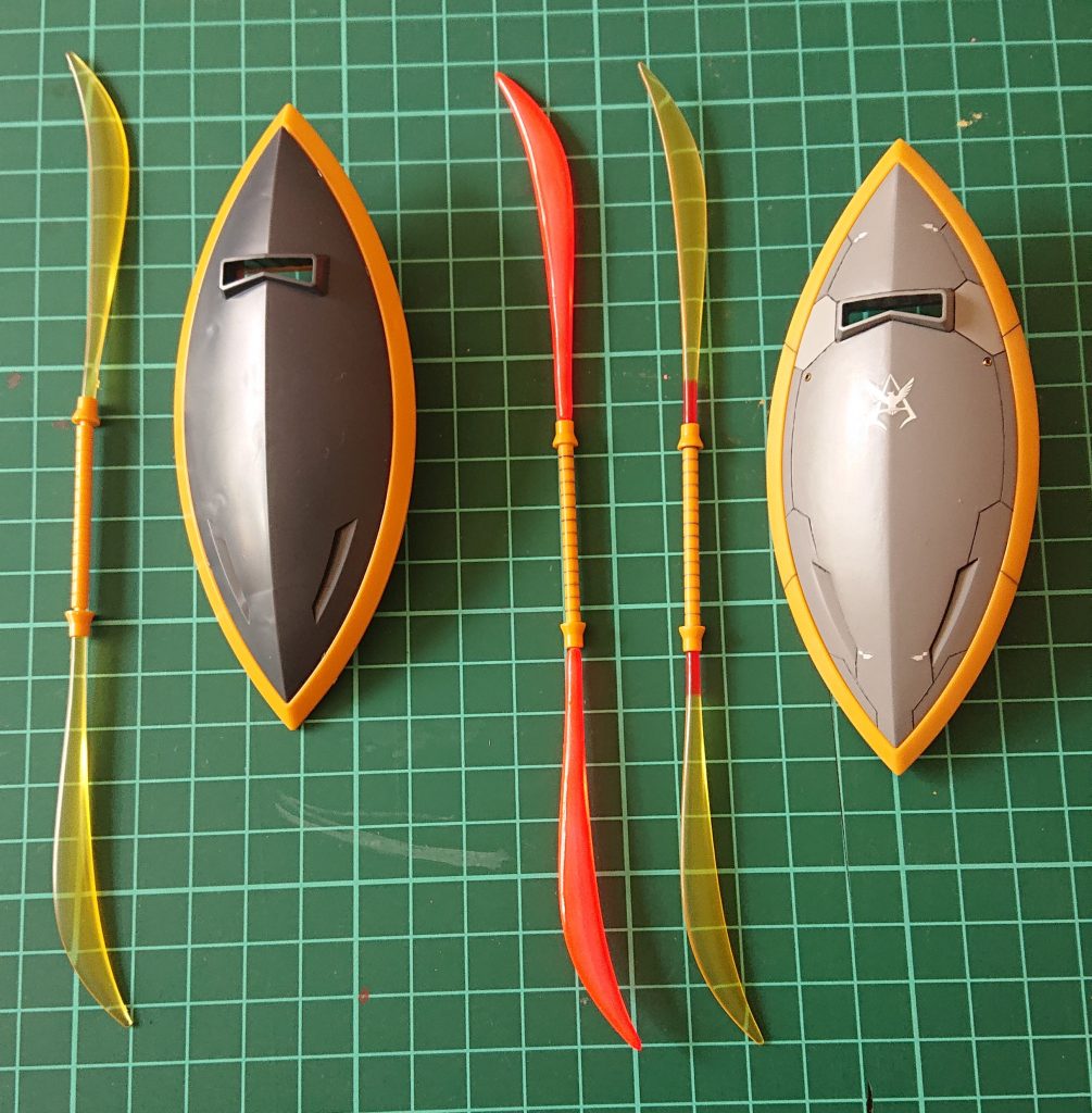 ビーム薙刀、蛍光塗装をチャレンジ。気に入らぬので廃棄。ビームの根元のみクリアレッドのビンにドボンと。