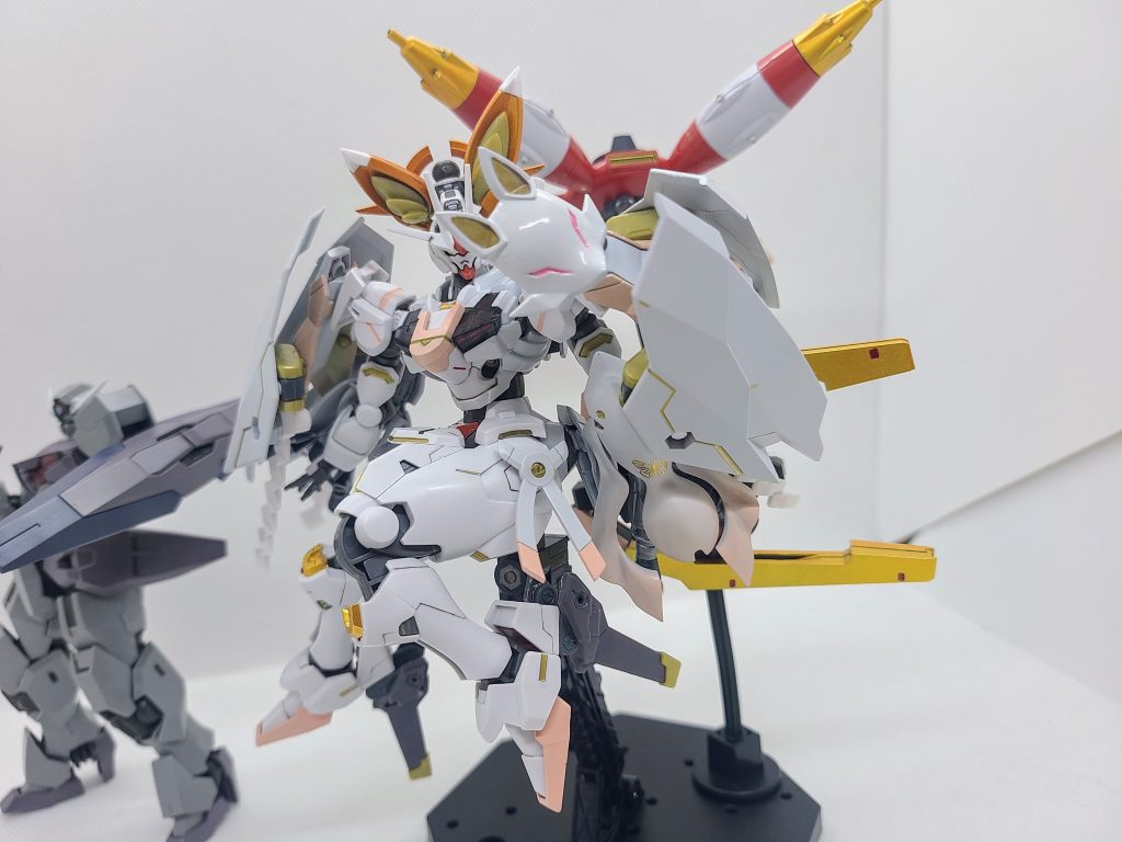 装備〔天狐〕「狐の嫁入り」と掛けた お狐初期装備です。装備は装飾品がメインで戦闘能力の方は低く今回はガンビットを完全にオミットしました。(アイデンティティ…でも飛ばすのはいっぱいあるから!)腰部に装備した尻尾兼フェーズドアレイキャノンの展開により神通力、もといGUNDによる無人機「ゲシュペンスト」と攻撃したり。また、装飾品は追加装甲として脱着可能で換装の際に装備箇所を変えてスタイルチェンジ的な感じに~ゲシュペンスト(ガンヴォルヴァ)を3体くらい並べようか悩みましたが場所も時間もなかったですっ