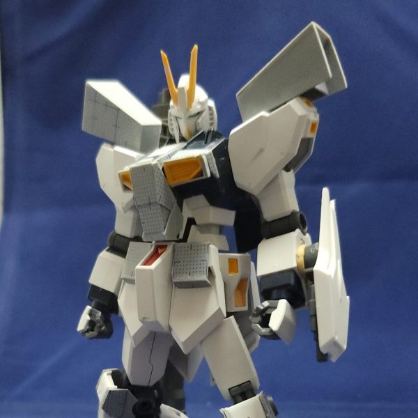 昨日投稿したこちらのνガンダムでしたが未完成品を開き直って｢俺のνガンダム｣宛に投稿するという悪ノリを行ってしまいました。叱責や激励、完成を望んでくれるお声等、たくさんのコメントやいいね！を頂いていた事もあり運営さんに何も言われないならこのまま放置する事も考えていたのですが閲覧数やいいねの数などがどんどん増えて行くにつれてなんか悪ノリじゃすまないのでは…ちゃんと作品作った人に失礼なんじゃないかという気がしてきたためこの度自主的に削除させて頂く事とし改めて製作中の作品として改めて投稿し直す事に致しました。せっかくコメント下さった方、いいね押してくれた方、本当に申し訳ございません。直、この度の事は完全に100%私の落ち度でございますのでガンスタさんの運営ルールには何一つ不満はございません、改めまして誠に申し訳ございませんでした。                   …とはいえですよ？ コメントで悪ノリして書いたしまった｢未完成｣という名の完成品というコンセプト自体は中々面白いんじゃないかとも思っていたり… コイツに関して完全に未完成だったので言い逃れ出来ない訳ですけれど… そもそもそういうノリの作品としてなら…  ウケケケケ… （1枚目）