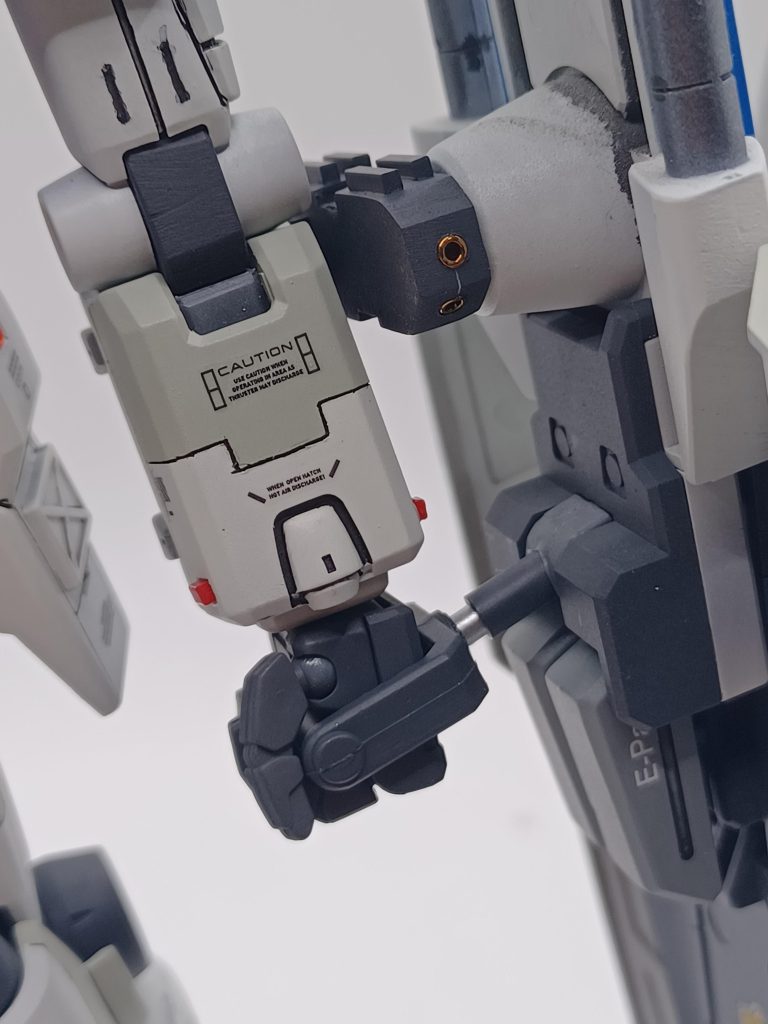 シールドの、ジョイント部品を制作しマグネットを仕込んでます。グリップ部分も加工してシリンダー的な加工をしました。