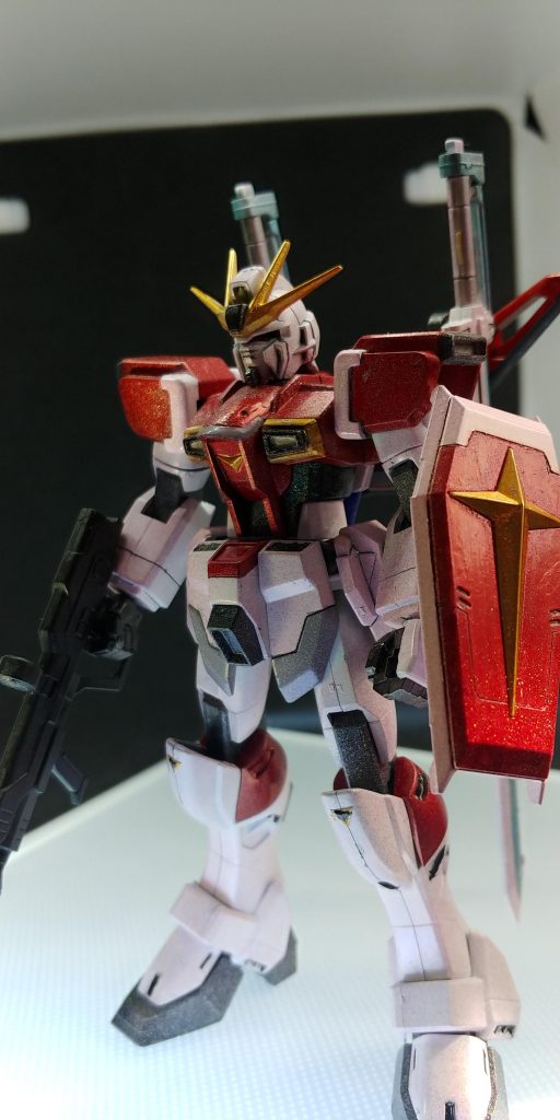 塗装後組んでいると白部分がうっすらピンクに😱赤部分の赤が手に移りそれにより白部分が色づき💧 何か、ガッカリし嫌になったんで上から全体的にホロレッドを ルージュっぽい感じになったんで インパルスルージュって 