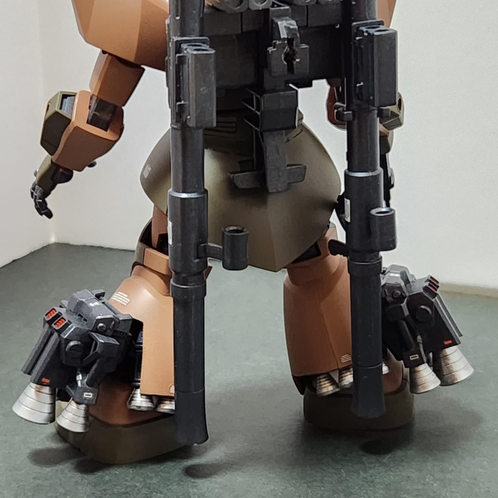 脚部のスカートも一部カットしてバーニアが露出するようにしました。